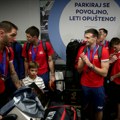 Košarkaše Srbije dočekale hiljade navijača: Sve grmelo od skandiranja Bogdanu, Pešić mazio Avramovića po glavi FOTO