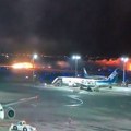 Prvi snimci aviona koji gori: Plamen zahvatio letelicu na pisti (video)