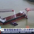 (ВИДЕО) Баржа срушила мост у Кини, аутомобили упали у воду