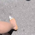 (Video) Kad vrućina topi: Beograđanki štikla upala u asfalt Podelila šokantan snimak!