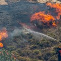 Vatra stigla do kuća, turisti beže: Veliki požar buknuo u Hrvatskoj, proširio se u sekundi, podignuti kanaderi (video…