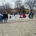 Prosvetni radnici i građani Pirota zastali su danas u 11.52h da odaju poštu preminulim u tragediji u Novom Sadu!