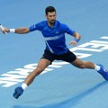 Novak se mučio, izgubio prvi set, pa prošao u drugo kolo Australijan Opena: Tamo ga čeka 125. igrač na ATP listi