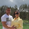 (Foto) čvrsto je drži za trudnički stomak: David sa devojkom živi u penthausu od 500.000 evra, sve je spremno za dolazak…