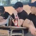 „Što se krijete, ‘ajmo junačine“: Grupa „sumnjivih“ momaka snimljena ispred biračkog mesta u Kosjeriću (VIDEO)