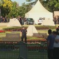 Građani se okupljaju ispred Skupštine, prisutna i Žandarmerija