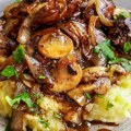 Jednostavan recept za lagan ručak ili večeru Salata sa pilećom džigericom, povrćem i ukusnim prelivom