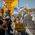 (Foto, video) blokirani putevi u Izraelu, demonstranti zapalili vatru! Porodice talaca na ulicama, oglasio se Tramp: "Uskoro…