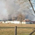Veliki požar kod Čačka odjekuju vatrogasne sirene: Gore hale za proizvodnju kiselog kupusa (foto, video)