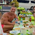 Nećete verovati koji srpski pevači se druže na Tajlandu: Razgolićeni na ručku, a jednu stvar svi komentarišu