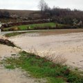 Tamnava se izlila na kolovoz kod Osečine, vozila se propuštaju naizmenično