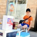 (Foto) Pomozimo Heleni da pobedi opaku bolest: Nikola (9) po vrućini prodaje limunadu kako bi skupio novac za lečenje svoje…