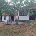 Dve kuće i imanje za manje od 16.000 evra: Do poseda od 15 ari ide asfaltni put, a ima i priključak za struju