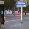 U sukobu navijača Borca i Zvezde stradala dva policajca (video)