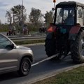 VIDEO: Traktorista koji protestuje odšlepao auto koji se pokvario u Novom Sadu