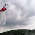 FOTO: Dva helikoptera MUP-a pomažu u gašenju požara na deponiji kod Užica