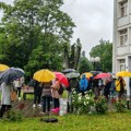 Odbornike Lokalnog fronta i Udruženja starosedelaca Kraljeva izvode pred tužioca, građani se okupljaju ispred tužilaštva