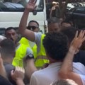 Napeto na Novom Beogradu: Stanari bloka 4 blokiraju radove, došlo do guranja sa obezbeđenjem (video)