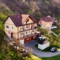 Kuća ima tri sprata, a tek da vidite pogled sa brda: Poznata pevačica je ovde odrasla, a komšije su o njoj otkrile veliku…