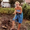 Pevačica sama obrađuje svoju plantažu oraha! Sve teške poslove obavlja bez problema: "Ljudi misle da mi beremo pare..."