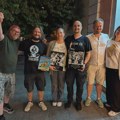Zrenjaninac i majstor stripa Stevan Subić i Kristijan Reljić sinoć ispred Gradske narodne biblioteke Stevan Subić i Kristijan…