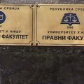 Muk pa aplauz Studentkinja primila nagradu od opštine: Sa crvenom rukavicom i podignutim indeksom (video)