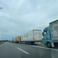 AMSS: Teži uslovi za vožnju, kamioni najduže čekaju na Batrovcima i Preševu