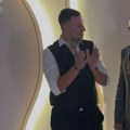 Otac Uroša Živkovića uzeo mikrofon, pa iznenada prekinuo govor: Pevač mu se odmah obratio, on zaplakao