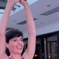 Diže tegove kao od šale Voditeljka RTS se preznojila u teretani: Snimila se ispred ogledala u uskoj crnoj trenerci (foto)