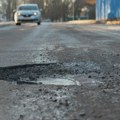 "Кратери" и рупе на путевима широм Београда: Шта да радите уколико вам исеку гуме или оштете аутомобил и коме да се обратите…
