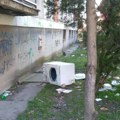 Samo je izbacio kroz prozor? Ružna slika u Požarevcu, stara veš-mašina u podnožju stambene zgrade