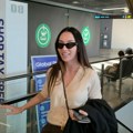 Obezbeđenje muža joj otvara vrata Uhvatili smo Kaću Živković na aerodromu: Lice bez šminke sakrila naočarima, pa pojurila kod…