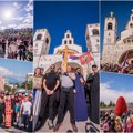 Prelepa scena u Podgorici! Ogroman broj vernika u molitvi i sa barjacima krenuo ka Ostrogu! Hodočasnike na putu ka svetinji…