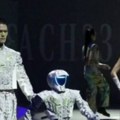 Roboti i manekeni rame uz rame na modnoj pisti