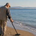 Penzioner šetao plažom pa ugledao nešto kako svetluca ispod peska: Ono što je izvukao ostavilo je bez reči i istoričare
