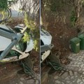 Taksi sleteo u dvorište u Leskovcu, automobil potpuno uništen