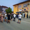 Incident ispred prostorija SNS u Prokuplju, pokazan srednji prst okupljenima