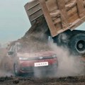 Ekstremni test izdržljivosti: Zatrpali nov automobil sa 20 tona šuta FOTO/VIDEO