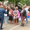 Crkveni hor "Branislav Nušić" u Zvečanu: Molitve za Srbe sa KiM ispred vojnika Kfora i bodljikave žice (video)