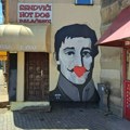 Ko ostavlja srca po beogradskim muralima? Misteriozni "umetnik" sprejom uništava lica velikih ličnosti