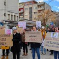 Simboličan zagrljaj kao podrška ženama: Održan protest protiv akušerskog nasilja u Vranju