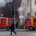 Požar na Zvezdari Dim kulja iz zgrade, vatrogasci na terenu (VIDEO)