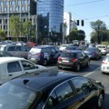 Kolona vozila zatrpala takovsku, automobili stoje u mestu! U pravcu ka Skupštini kao da je vreme stalo, nema gde igla da…