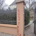 „Tražimo Ćacija da ga pošaljemo u školu“: Nepismeni grafit na Jovinoj gimnaziji postao hit na internetu (FOTO)