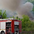 Požar na starim vagonima na Železničkoj stanici Rakovica, u toku gašenje požara
