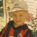 Ima tri sina, jednu od najlepših žena i ostvaren san iz detinjstva! Prepoznajete li dečaka sa fotografije? Rodom je iz…