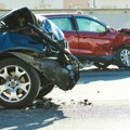 Stravičan udes na auto-putu: Trudnica zarobljena u automobilu, muškarac leži na kolovozu