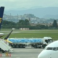 Drama u Grčkoj: Avion smrskao krilo o barijeru; Putnici ostali zarobljeni u avionu? FOTO