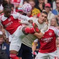 Milenkoviću puna mreža i po povratku u Englesku - Arsenal lako sa Notingemom