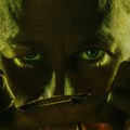 Najbolesnija priča ikada do sada stigla je na Netfliks Istina o čoveku koji je ljude iskopavao iz grobova i pravio odeću od…